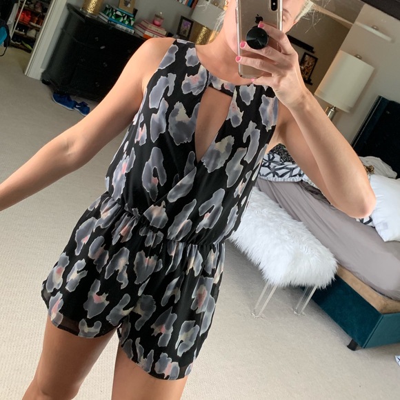 Adorable cheetah print romper - Picture 2 of 5
